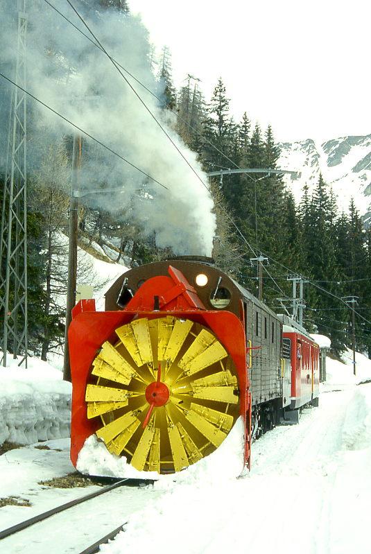 RhB DAMPFSCHNEESCHLEUDER-Extrazug fr GRAUBNDEN TOURS 4448 von Cavaglia nach Alp Grm am 01.03.1997 bei Stablini mit Dampfschneeschleuder X rot d 9213 - Triebwagen ABe 4/4II 48.
