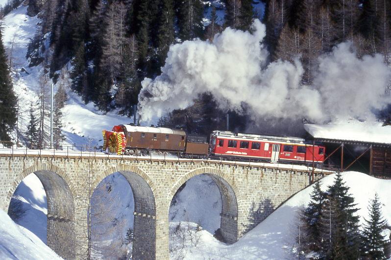 RhB DAMPFSCHNEESCHLEUDER-Extrazug fr GRAUBNDEN TOURS 9448 von Cavaglia nach Alp Grm am 31.01.1998 auf Val Pila-Viadukt mit Dampfschneeschleuder X rot d 9213 - Triebwagen ABe 4/4II 41.
