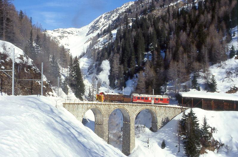 RhB DAMPFSCHNEESCHLEUDER-Extrazug fr GRAUBNDEN TOURS 9448 von Cavaglia nach Alp Grm am 31.01.1998 auf Val Pila-Viadukt mit Dampfschneeschleuder X rot d 9213 - Triebwagen ABe 4/4II 41.
