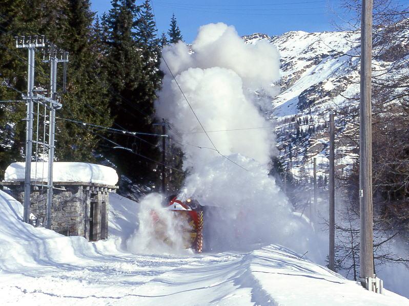 RhB DAMPFSCHNEESCHLEUDER-Extrazug fr GRAUBNDEN TOURS 9448 von Cavaglia nach Alp Grm am 31.01.1998 bei Stablini mit Dampfschneeschleuder X rot d 9213 - Triebwagen ABe 4/4II 41.
