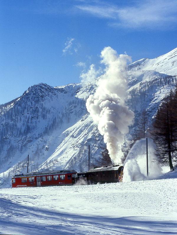 RhB DAMPFSCHNEESCHLEUDER-Extrazug fr GRAUBNDEN TOURS 9448 von Cavaglia nach Alp Grm am 31.01.1998 bei La Dota mit Dampfschneeschleuder X rot d 9213 - Triebwagen ABe 4/4II 41.
