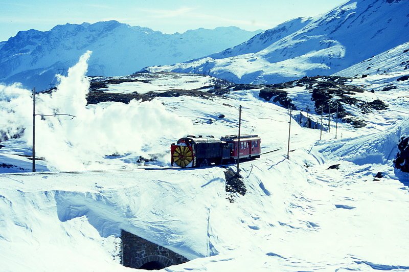 RhB Dampfschneeschleuder-Extrazug fr GRAUBNDEN TOURS 9448 von Alp Grm nach Ospizio Bernina am 31.01.1998 bei Scala zwischen Alp Grm und Ospizio Bernina mit Dampfschneeschleuder X d rot 9213 - Triebwagen ABe 4/4II 41. Hinweis: selbst in schneearmen Wintern sind Stellen mit Schneeverwehungen sichtbar, gescanntes Dia
