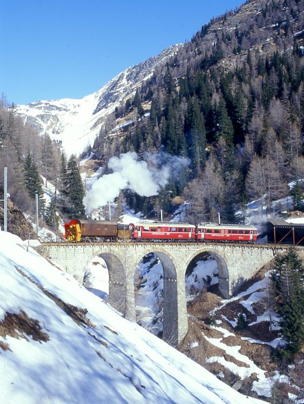 RhB Dampfschneeschleuder-Extrazug fr GRAUBNDEN TOURS 9448 von Cavaglia nach Alp Grm am 28.02.1998 auf Val Pila-Viadukt zwischen Cavaglia und Alp Grm mit Dampfschneeschleuder X d rot 9213 - Triebwagen ABe 4/4I 30 - ABe 4/4 I 34. Hinweis: gescanntes Dia
