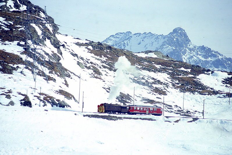 RhB - Dampfschneeschleuderextrazug 9462 fr Graubnden Tours von Alp Grm nach Ospizio Bernina am 21.02.1998 am Lago Bianco mit Dampfschneeschleuder X d rot 9213 - Triebwagen ABe 4/4 II 49. Hinweis: gescanntes Dia.
