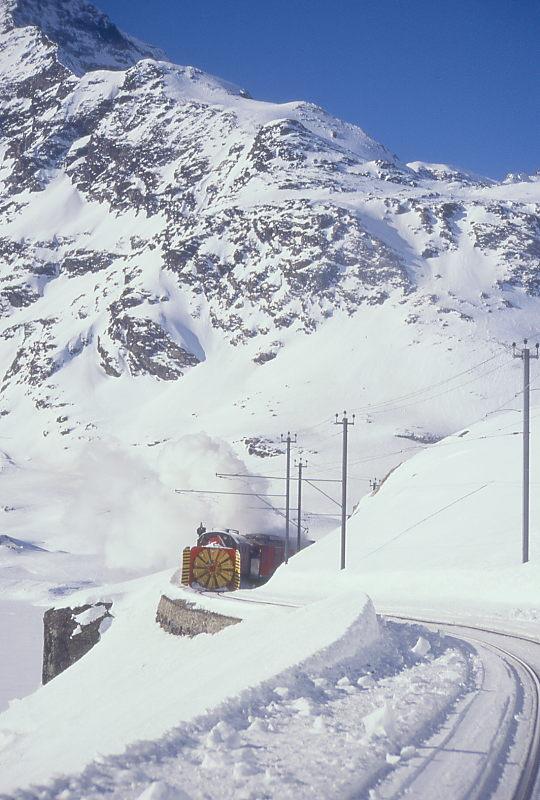 RhB Dampfschneeschleuderfahrtextrazug fr GRAUBNDEN TOURS 4413 von Bernina Lagalb nach Ospizio Bernina am 08.02.1997 am Lago Bianco mit Xrot d 9213 - ABe 4/4II 48. Hinweis: Aufnahme vom vorrausfahrenden Rumzug
