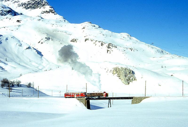 RhB Dampfschneeschleuderfahrtextrazug fr GRAUBNDEN TOURS 4413 von Bernina Lagalb nach Ospizio Bernina am 08.02.1997 auf oberer Berninabachbrcke mit Xrot d 9213 - ABe 4/4II 48. Hinweis: Aufnahme vom vorrausfahrenden Rumzug
