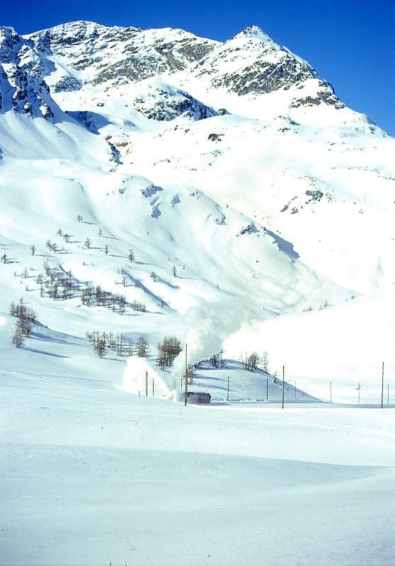 RhB Dampfschneeschleuderfahrtextrazug fr GRAUBNDEN TOURS 4413 von Bernina Lagalb nach Ospizio Bernina am 08.02.1997 bei Alp Bondo mit Xrot d 9213 - ABe 4/4II 48. Hinweis: Aufnahme vom vorrausfahrenden Rumzug
