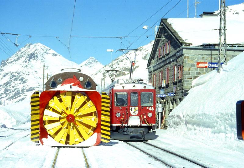 RhB DAMPFSCHNEESCHLEUDERZUG 4421 fr GRAUBNDEN TOURS am 08.02.1997 von Ospizio Bernina nach Lago Bianco km 25,000 in Ospizio Bernia mit Xrot d 9213 - ABe 4/4II 48, daneben Zug 421 von St.Moritz nach Alp Grm mit ABe 4/4II 46
