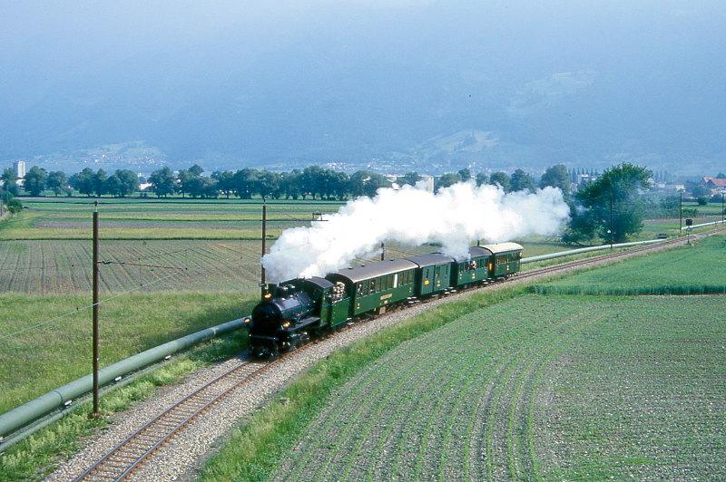 RhB Dampfzug 3039 fr GRAUBNDEN TOURS von Landquart nach Disentis am 23.05.1998 zwischen Igis und Zizers mit Dampflok G 4/5 107 - B 2245 - D 4052I - B 2060 - A 1102.
