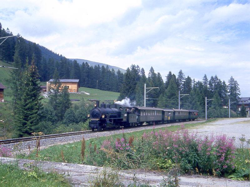 RhB Dampfzug 3153 fr RHTIA INCOMING von Davos-Platz nach Filisur vom 14.08.1992 bei Davos-Glaris mit Dampflok G 4/5 107 - B 2245 - D 4052I - B 2246-  B 2060. Hinweis: Gepckwagen im Juni 1998 Unfallschaden, 1999 Abbruch