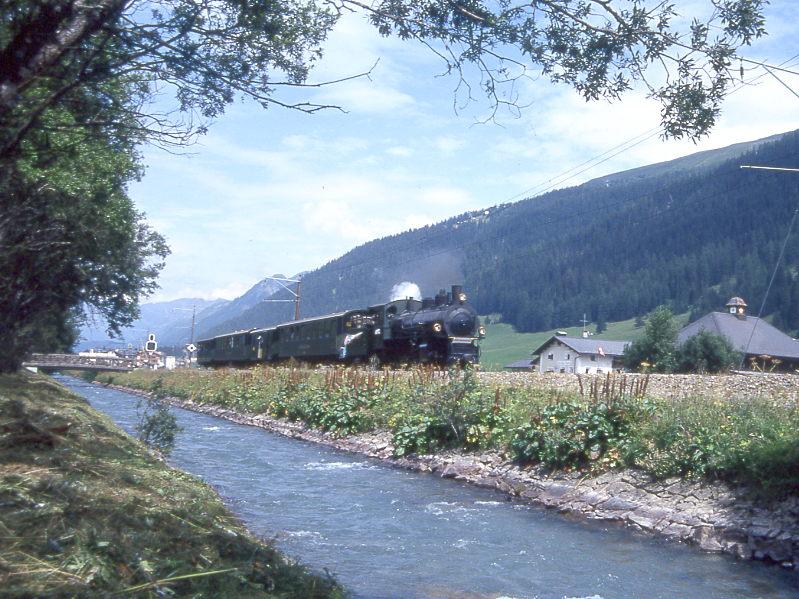 RhB Dampfzug 3153 fr RHTIA INCOMING von Davos-Platz nach Filisur vom 14.08.1992 bei Davos-Islen mit Dampflok G 4/5 107 - B 2245 - D 4052I - B 2246- B 2060. Hinweis: Gepckwagen im Juni 1998 Unfallschaden, 1999 Abbruch. 
