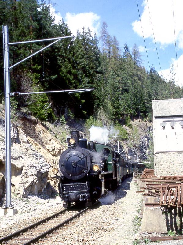 RhB Dampfzug 3153 fr Verein der Dampffreunde der RhB von Davos-Platz nach Filisur vom 09.05.1999 Einfahrt Wiesen mit Dampflok G 4/5 107 - B 2245 - B 2246 - D 4052II - B 2060 - C 2012 - A 1102.
