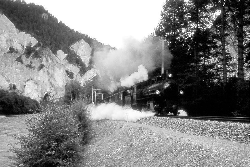 RhB Dampfzug 3253 fr GRAUBNDEN TOURS von Landquart nach Disentis am 30.08.1997 bei Versam in der Rheinschlucht mit Dampflok G 4/5 107 - B 2246 - B 2247 - D 4052I - Xk 9398. Hinweis: leider trbes Wetter, gescanntes Dia
