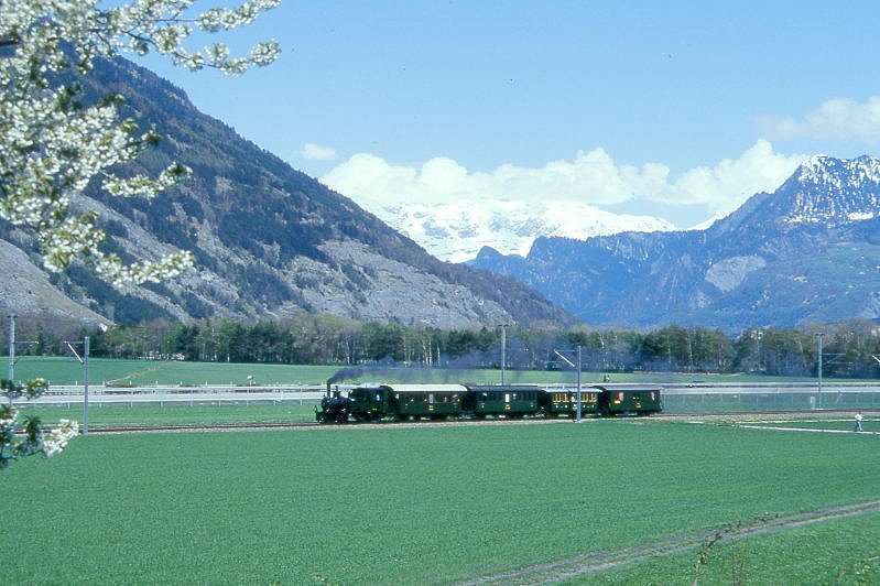 RhB Dampfzug 3253 von Landquart nach Ilanz am 25.04.1999 bei Chur Foral zwischen Chur-West und Felsberg mit Dampflok G 3/4 1 - A 1102 - B 2060 - C 2012 - D 4052II. Hinweis: gescanntes Dia
