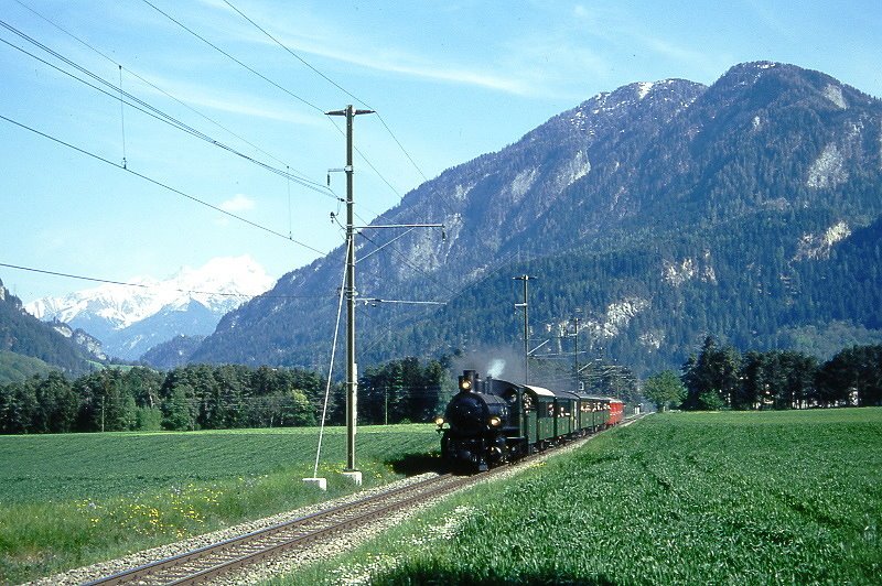 RhB Dampfzug 3562 fr Verein Dampffreunde der RhB von Filisur nach Landquart am 10.05.1994 zwischen Thusis und Cazis mit Dampflok G 4/5 108 - A 1102 - B 2060 - D 4052I - B 2245 - B 2246 - B 2247 - B 2301 - B 2305 - Hinweis: Der Muttertags-Dampfzug hatte eine sehr groe Nachfrage. Das Sitzplatzangebot in damals allen grnen historischen Fahrzeugen reichte nicht aus, Es mussten 2 weitere rote Mitteleinstiegswagen angekuppelt werden. Zughakenlast waren 26 Achsen - Hinweis: gescanntes Dia
