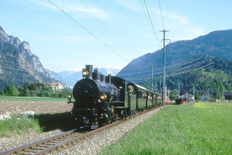 RhB Dampfzug 3562 f�r Verein Dampffreunde der RhB von Filisur nach Landquart am 10.05.1994 zwischen Rh�z�ns und Bonaduz mit Dampflok G 4/5 108 - A� 1102 - B� 2060 - D� 4052I - B 2245 - B 2246 - B 2247 - B 2301 - B 2305 - Hinweis: Der Muttertags-Dampfzug hatte eine sehr gro�e Nachfrage. Das Sitzplatzangebot in damals allen gr�nen historischen Fahrzeugen reichte nicht aus, Es mussten 2 weitere rote Mitteleinstiegswagen angekuppelt werden. Zughakenlast waren 26 Achsen - Hinweis: gescanntes Dia
