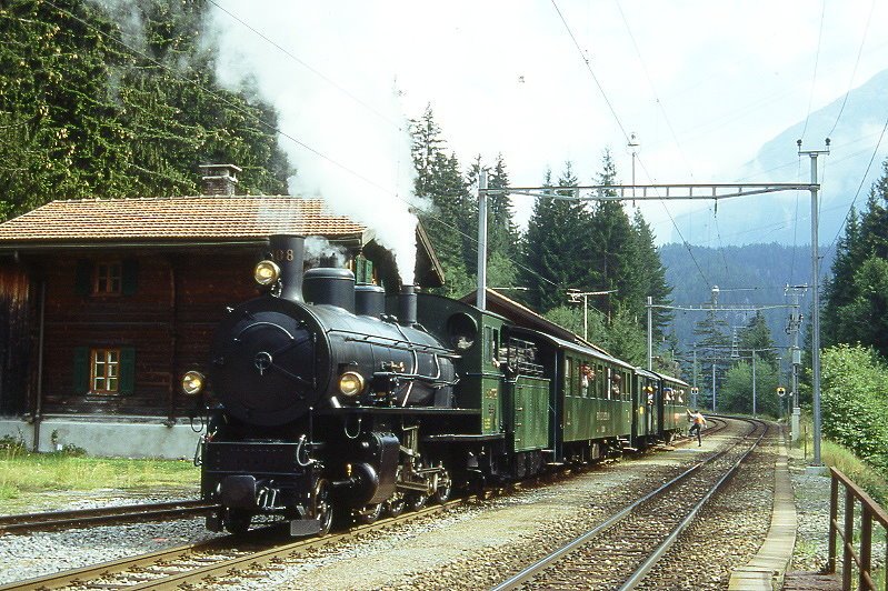 RhB Dampfzug 3564 fr RHTIA TOURS von Samedan nach Davos Platz am 31.08.1996 in der Kreuzungsstation Stugl-Stuls mit Dampflok G 4/5 108 - B 2246 - D 4052I - B 2247. Hinweis: gescanntes Dia
