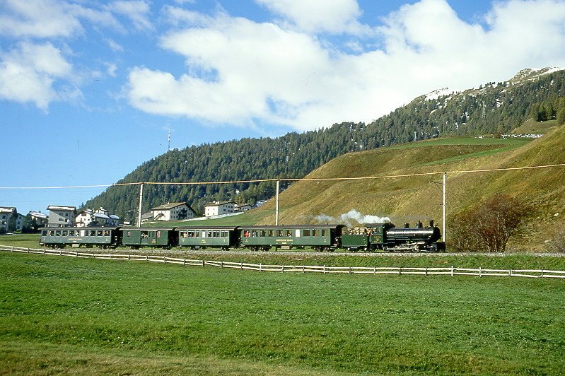 RhB - Dampfzug 3723 von St.Moritz nach Scuol am 09.10.1999 zwischen Celerina und Bever mit Dampflok G 4/5 108 - B 2245 - B 5060 - D 4052II - B 2246 - Hinweis: gescanntes Dia
