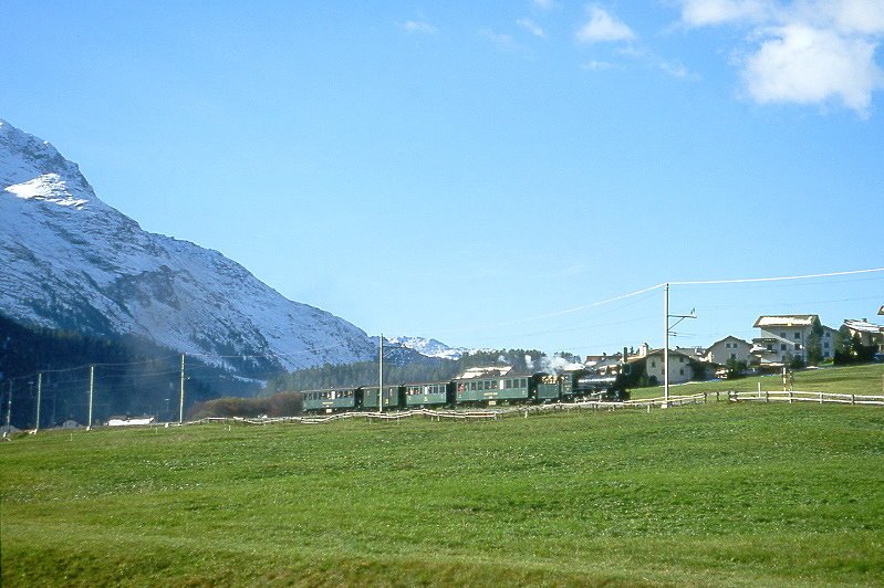 RhB - Dampfzug 3723 von St.Moritz nach Scuol am 09.10.1999 zwischen Celerina und Bever mit Dampflok G 4/5 108 - B 2245 - B 5060 - D 4052II - B 2246 - Hinweis: gescanntes Dia
