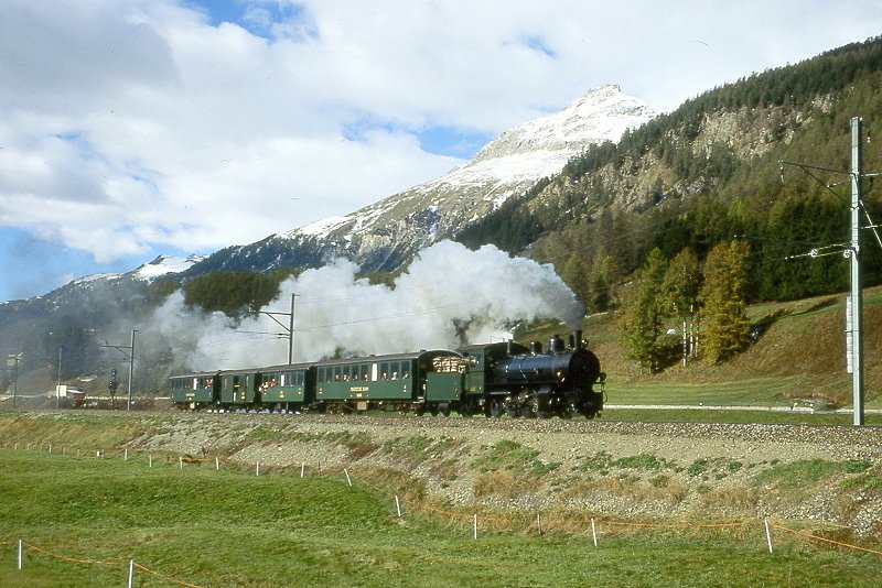 RhB - Dampfzug 3723 von St.Moritz nach Scuol am 09.10.1999 zwischen Sameda und Bever mit Dampflok G 4/5 108 - B 2245 - B 2060 - D 4052II - B 2246 - Hinweis: Rckansicht, gescanntes Dia
