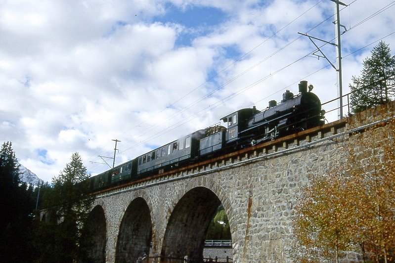 RhB - Dampfzug 3723 von St.Moritz nach Scuol am 09.10.1999 auf Val Susauna-Viadukt mit Dampflok G 4/5 108 - B 2245 - B 2060 - D 4052II - B 2246 - Hinweis: Foto Margarete Mldner
