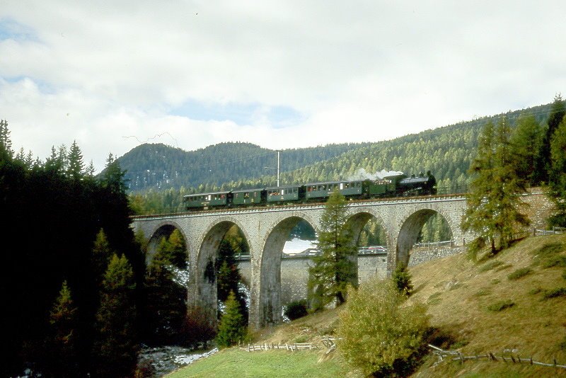RhB - Dampfzug 3723 von St.Moritz nach Scuol am 09.10.1999 auf Val Susauna-Viadukt mit Dampflok G 4/5 108 - B 2245 - B 2060 - D 4052II - B 2246 - Hinweis: gescanntes Dia
