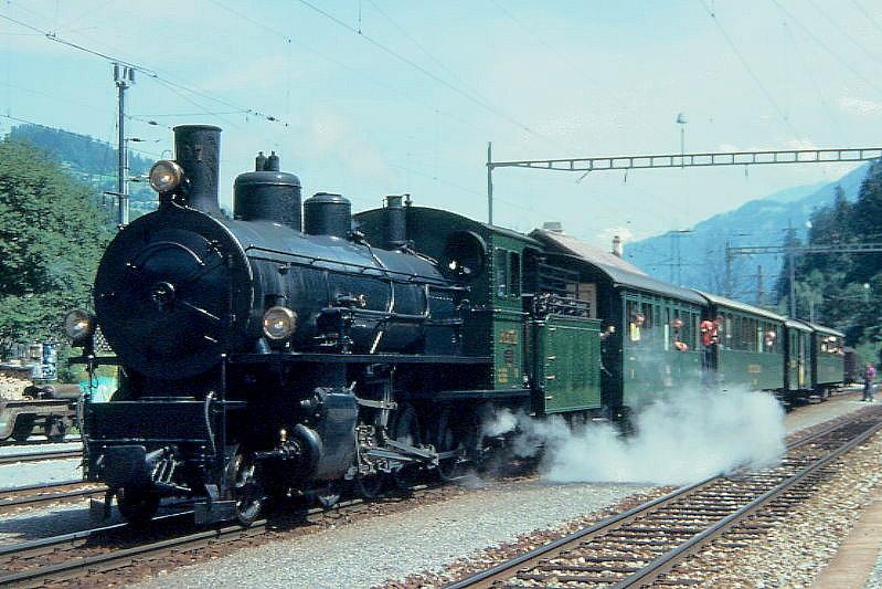 RhB Dampfzug 3747 fr RHTIA INCOMING von Ilanz nach Disentis am 13.08.1992 in Rueun mit Dampfok G 4/5 107 - B 2060 - B 2246 - D 4052I - B 2245.Hinweis: gescanntes Dia.
