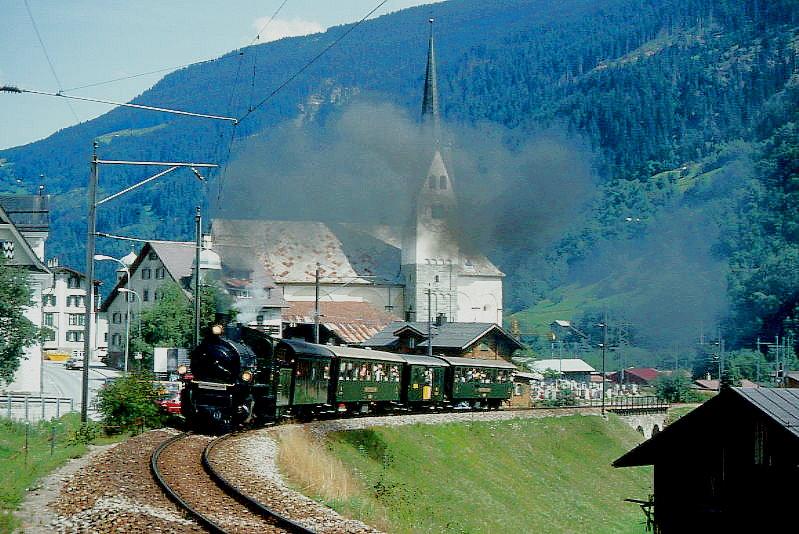 RhB Dampfzug 3747 fr RHTIA INCOMING von Ilanz nach Disentis am 13.08.1992 bei Trun mit Dampfok G 4/5 107 - B 2060 - B 2246 - D 4052I - B 2245.Hinweis: gescanntes Dia.
