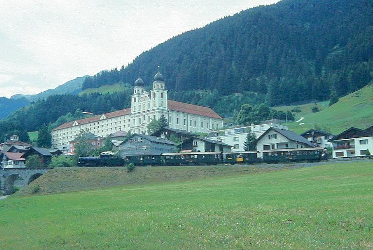 RhB Dampfzug 3747 fr RHTIA INCOMING von Ilanz nach Disentis am 13.08.1992 Einfahrt Disentis mit Dampfok G 4/5 107 - B 2060 - B 2246 - D 4052I - B 2245.Hinweis: gescanntes Dia.
