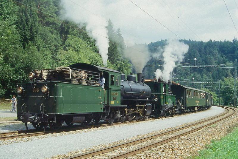 RhB Dampfzug 3747 fr RHTIA INCOMING von Reichenau nach Ilanz am 27.08.1995 in Trin mit Dampfok G 4/5 10 - G 3/4 1 - B 2247 - D 4052I - B 2246.Hinweis: da der Dampfzug aus Filisur kam, gab es eine betriebsbedingte Rckwrtsfahrt der Dampfloks nach Ilanz in Doppeltraktion, gescanntes Dia.
