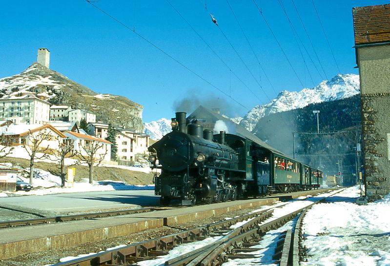 RhB DAMPFZUG 3768 von Scuol nach Samedan am 02.03.1997 Einfahrt Ardez mit Dampf-Lok G 4/5 108 - B 2245 - D 4052I - B 2060 - A 1102. Hinweis: Blick Burgsruine Steinsberg
