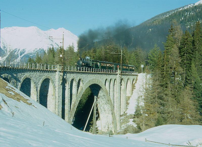RhB DAMPFZUG 3768 von Scuol nach Samedan am 02.03.1997 auf Cinuos-chel-Brail-Viadukt mit Dampf-Lok G 4/5 108 - B 2245 - D 4052I - B 2060 - A 1102.

