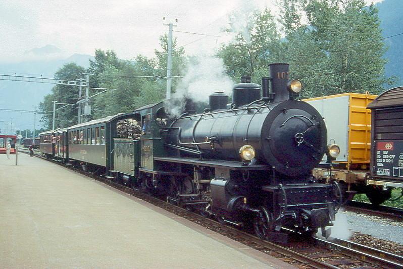 RhB Dampfzug 3835 fr RHTIA INCOMING von Landquart nach Thusis am 24.08.1995 in Felsberg mit Dampflok G 4/5 107 - B 2247 - D 4052I - B 2246. Hinweis: gescanntes Dia
