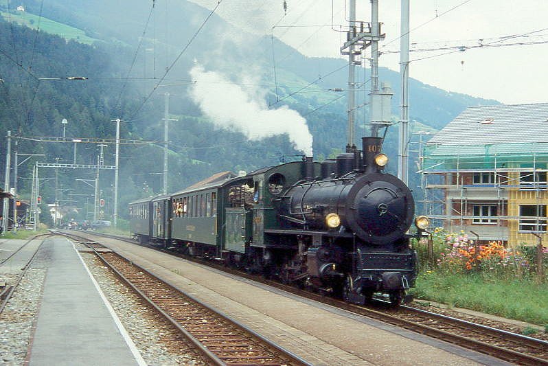 RhB Dampfzug 3835 fr RHTIA INCOMING von Landquart nach Thusis am 24.08.1995 in Cazis mit Dampflok G 4/5 107 - B 2247 - D 4052I - B 2246. Hinweis: gescanntes Dia
