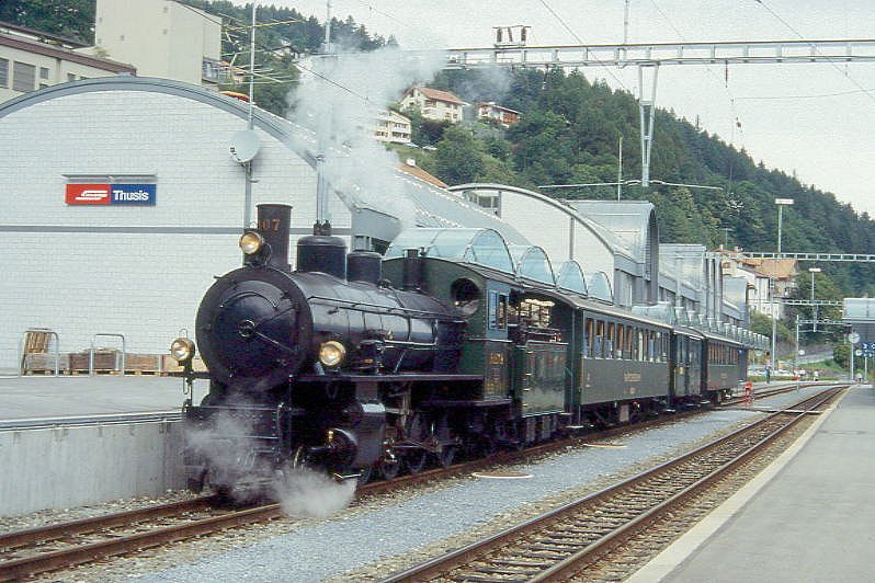 RhB Dampfzug 3835 fr RHTIA INCOMING von Landquart nach Thusis am 24.08.1995 in Thusis mit Dampflok G 4/5 107 - B 2247 - D 4052I - B 2246. Hinweis: gescanntes Dia
