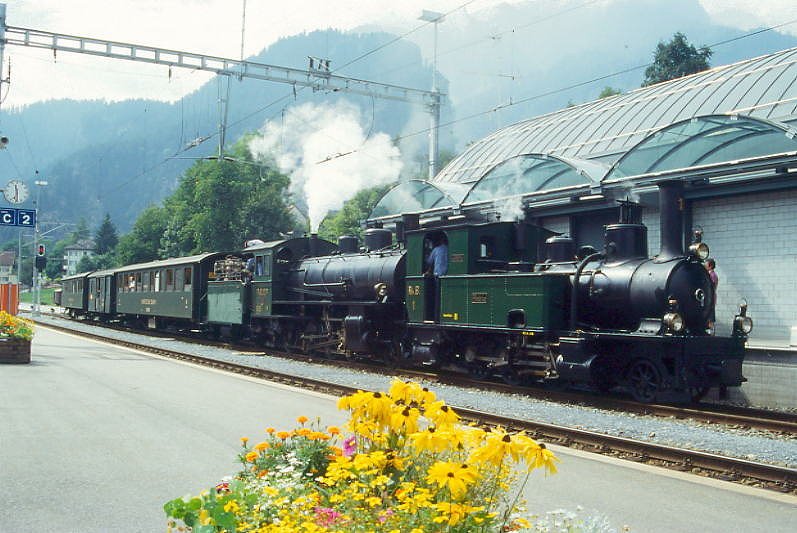 RhB Dampfzug 3836 fr RHTIA INCOMING von Filisur nach Reichenau am 27.08.1995 in Thusis mit Dampflok G 3/4 1 - G 4/5 108 - B 2246 - D 4052I - B 2247. Hinweis: gescanntes Dia

