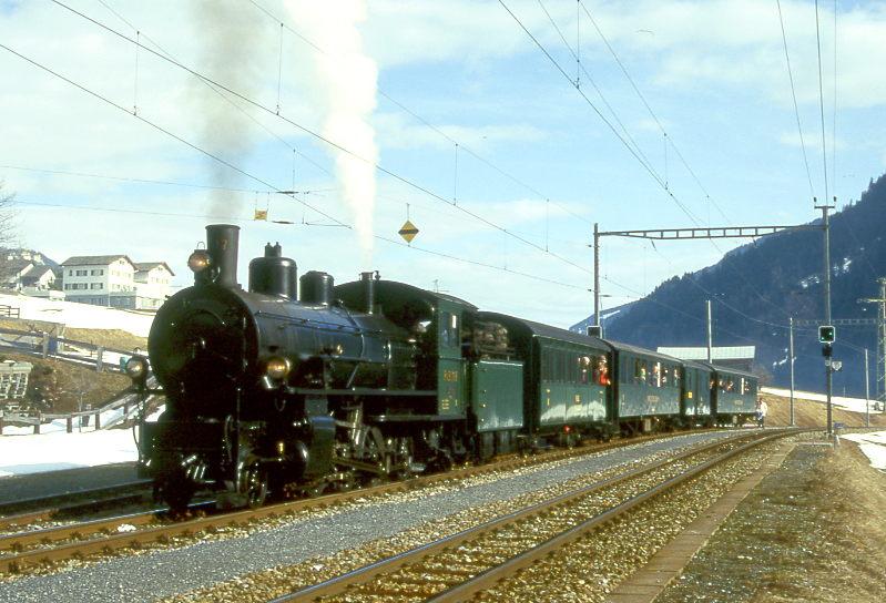 RhB DAMPFZUG fr GRAUBNDEN TOURS 3239 von Landquart nach Disentis 26.01.1997 in Rabius-Surrein mit Dampflok G 4/5 107 - B 2060 - B 2247 - D 4052I - B 2246.
