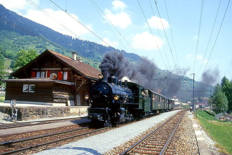 RhB DAMPFZUG fr GRAUBNDEN TOURS 3239 von Landquart nach Disentis am 23.05.1998 Durchfahrt Trun mit Dampflok G 4/5 107 - B 2245 - D 4052I - B 2060 - A 1102
