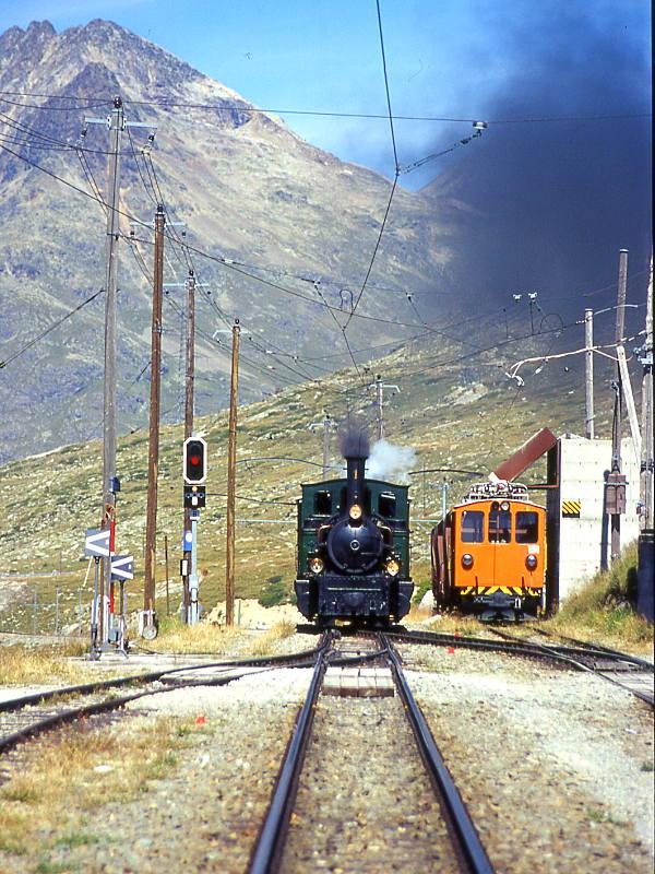 RhB DAMPFZUG fr GRAUBNDEN TOURS 3456 von km 21,700 nach Ospizio Bernina am 26.08.2000 Einfahrt Ospizio Bernina mit Dampflok G 3/4 1 - Xk 9398 - B 2060 - C 2012.
