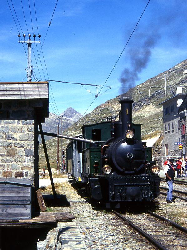 RhB DAMPFZUG fr GRAUBNDEN TOURS 3456 von km 21,700 nach Ospizio Bernina am 26.08.2000 in Ospizio Bernina beim Wasserfassen mit Dampflok G 3/4 1 - Xk 9398 - B 2060 - C 2012.
