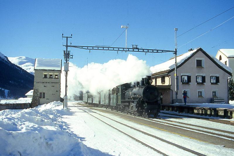 RhB DAMPFZUG fr GRAUBNDEN TOURS 3723 von St.Moritz nach Scuol am 09.02.1997 Durchfahrt Zuoz mit Dampflok G 4/5 108 - D 4052I - B 2060 - A 1102 - B 2245.
