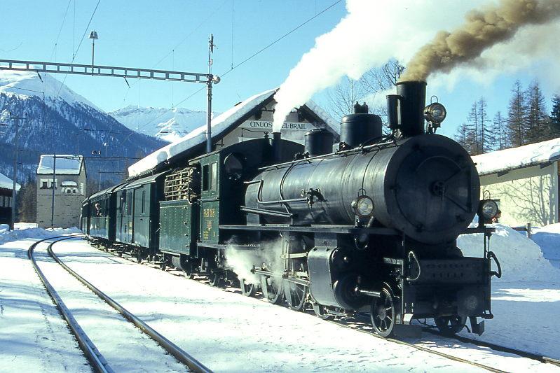 RhB DAMPFZUG fr GRAUBNDEN TOURS 3723 von St.Moritz nach Scuol am 09.02.1997 in Cinuos-chel-Brail mit Dampflok G 4/5 108 - D 4052I - B 2060 - A 1102 - B 2245.
