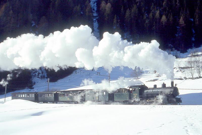 RhB DAMPFZUG f�r GRAUB�NDEN TOURS 3723 von St.Moritz nach Scuol am 09.02.1997 kurz vor Susch mit Dampflok G 4/5 108 - D� 4052I - B� 2060 - A� 1102 - B 2245.
