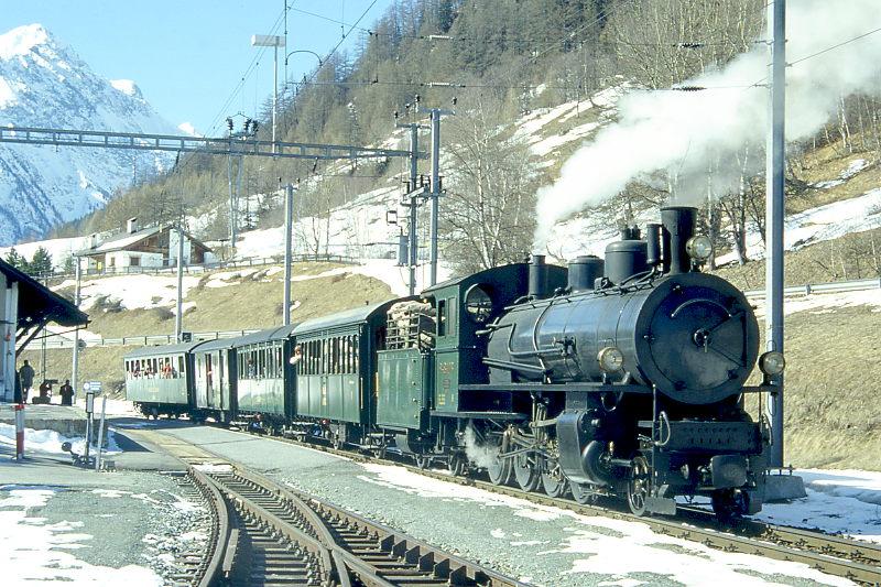 RhB DAMPFZUG fr GRAUBNDEN TOURS 3723 von St.Moritz nach Scuol am 02.03.1997 in Lavin mit Dampflok G 4/5 108 - A 1102 - B 2060 - D 4052I - B 2245.
