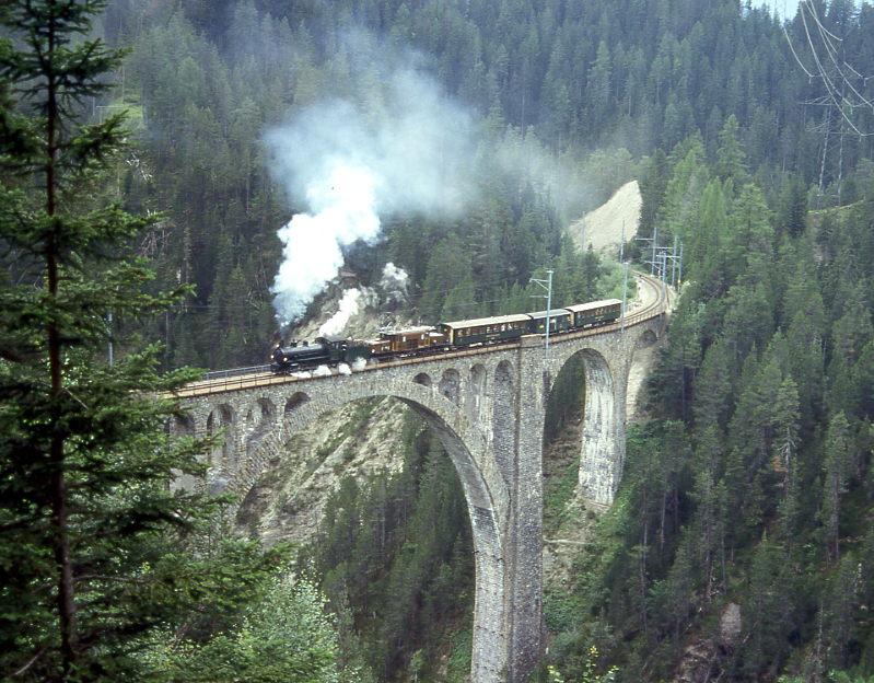 RhB DAMPFZUG fr RHTIA INCOMING 3572 von Bergn nach Davos Platz am 24.08.1995 auf Wiesener Viadukt mit Dampflok G 4/5 107 - E-Lok Ge 6/6I 414 - B 2246 - D 4052I - B 2247. 
