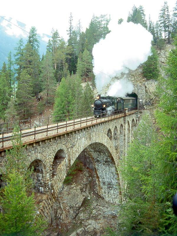 RhB DAMPFZUG fr RHTIA TOURS 3742 von Susch nach St.Moritz am 31.08.1996 auf Val Mela-Viadukt mit Dampflok G 4/5 108 - B 2246 - D 4052I - B 2247. Blick auf Brail I-Tunnel
