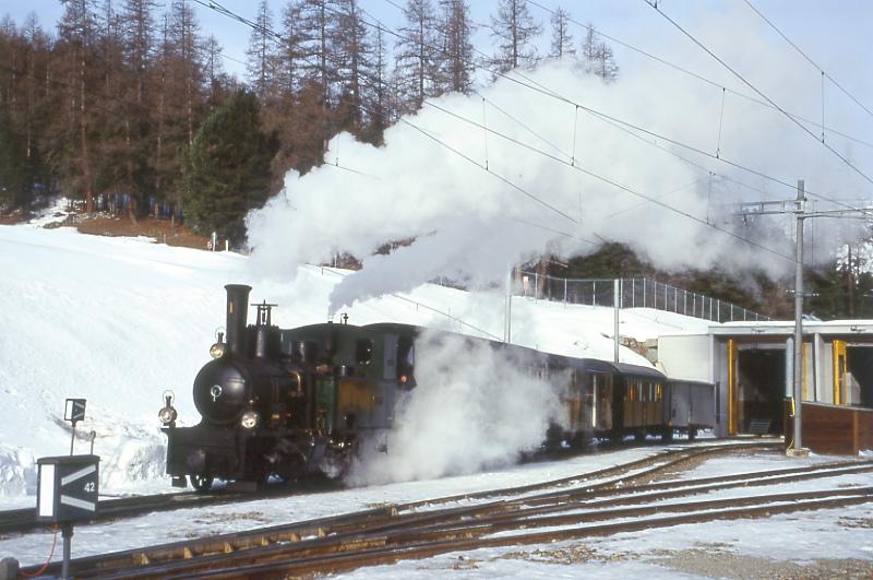 RhB Dampfzugvorbereitung 3417 von Pontresina nach Ospizio Bernina am 21.02.1998 in Pontresina mit Dampflok G 3/4 1 - B 2060 - D 4052I - A 1102 - Xk 9398. Hinweis Zugausfahrt aus Depot Pontresina.
