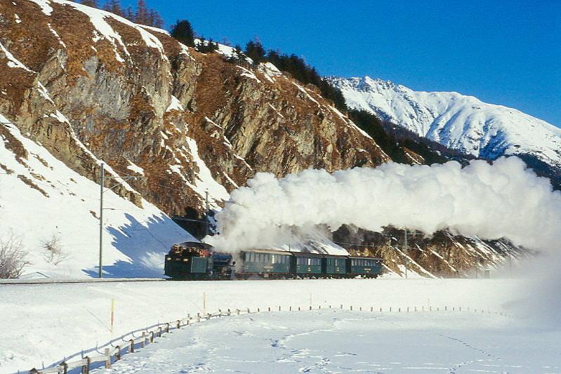 RhB Dienst-Dampfzug 9732 von Samedan nach St.Moritz am 01.02.1998 zwischen Samedan und Celerina mit Dampflok Tender voraus G 4/5 108 - B 2247 - B 2060 - D 4052I - B 2246. Hinweis: gescanntes Dia
