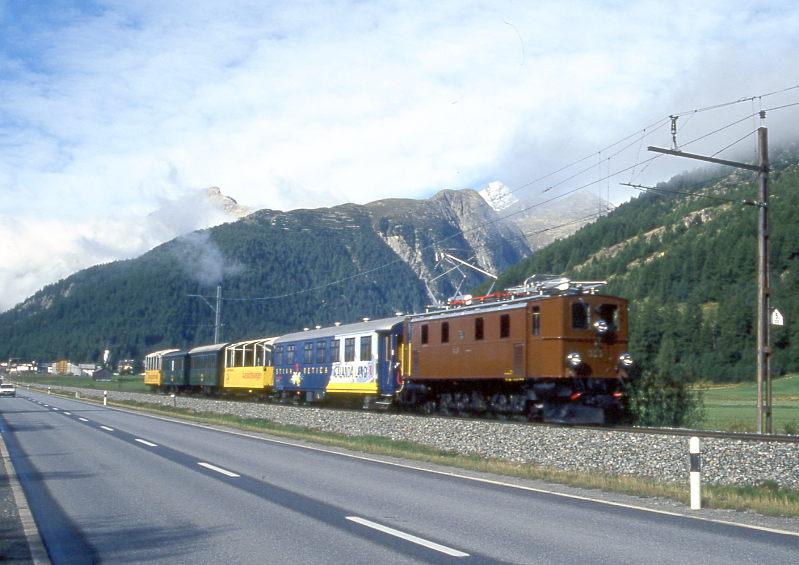 RhB Dienst-EXTRAZUG fr RHTIA INCOMING 9217 von Samedan nach Zuoz am 04.09.1996 zwischen Bever und La Punt mit Oldtimer-E-Lok Ge 4/6 353 - WRS 3821 - B 2096 - A 1102 - B 2060 - B 2091.
