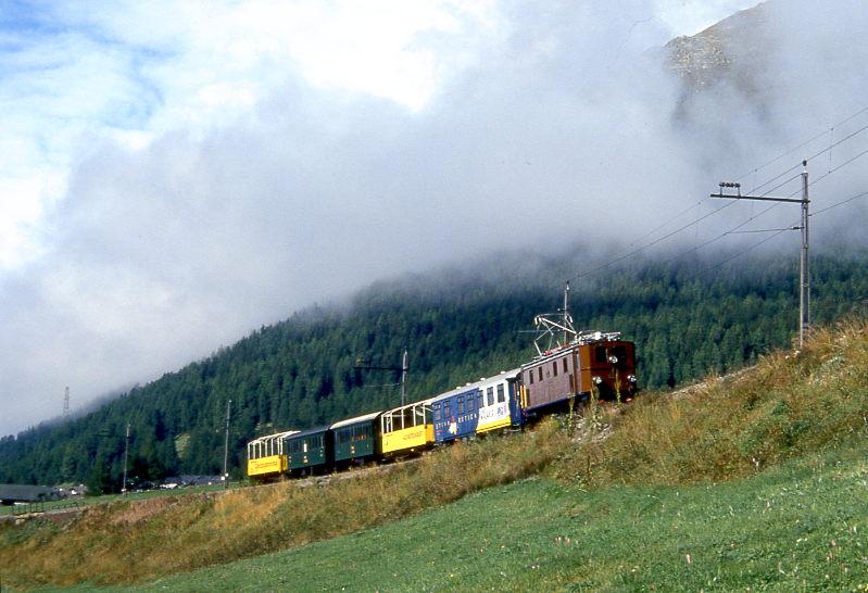 RhB Dienst-EXTRAZUG fr RHTIA INCOMING 9217 von Samedan nach Zuoz am 04.09.1996 zwischen La Punt und Madulain mit Oldtimer-E-Lok Ge 4/6 353 - WRS 3821 - B 2096 - A 1102 - B 2060 - B 2091.
